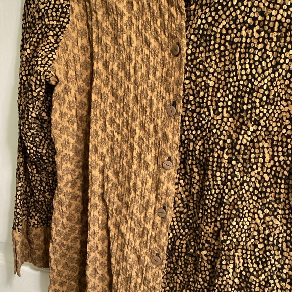 Two-Tone Black & Gold Button-Up Blouse - Picture 3 of 6